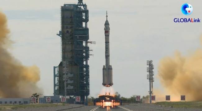 УСПЕХ: Пилотираният космически кораб Шенчжоу 12 с трима души излетя!