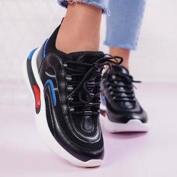 Правилните и удобни дамски обувки за лятната почивка с децата