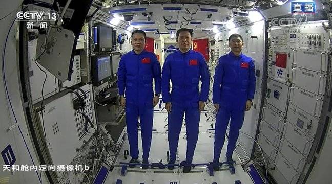 Астронавтите на Шенчжоу 12 се свързаха с китайския президент Си Дзинпин