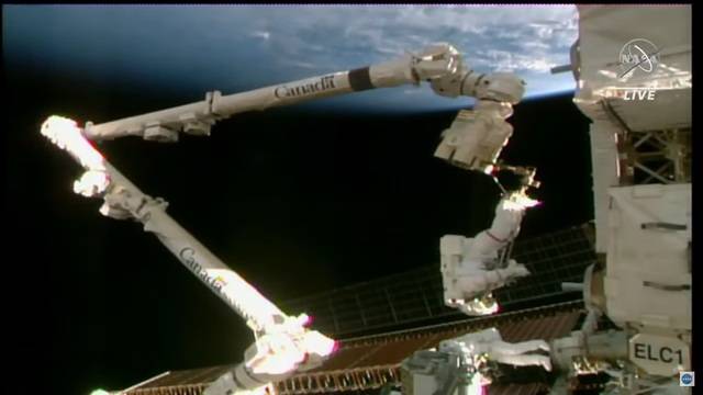 УСПЕХ: Астронавтите Тома Песке и Шейн Кимброу инсталираха втория от новите слънчеви панели на МКС!