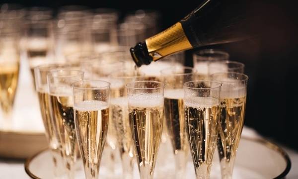 Дали защитата на Шампанското като географско означение важи и за услуги?