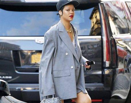 Бизнес кежуъл стилът на Риана, който привлече погледите на папараците