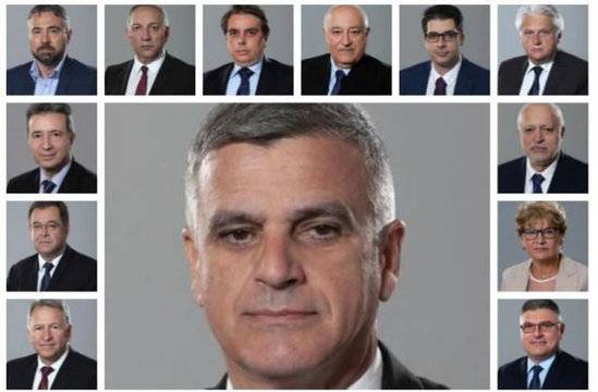 Завесата се вдига, маските падат