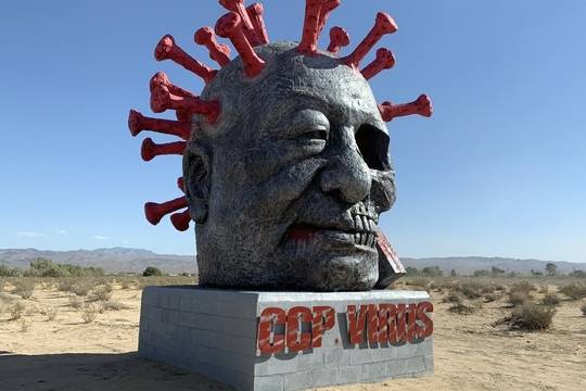 Опожариха статуя, символизираща китайския произход на COVID-19 (видео)