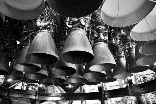 Инженерите на СпейсЕкс инсталираха 29 двигателя на ракетата Супер Хеви за 14 часа