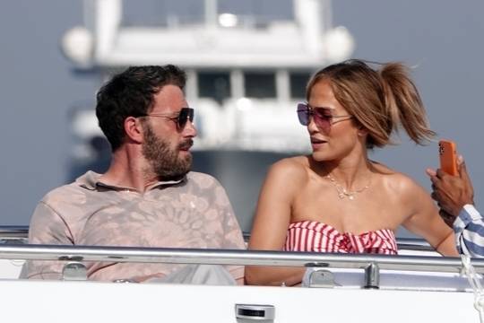 Джей Ло отпразнува 52-ия си рожден ден в Капри