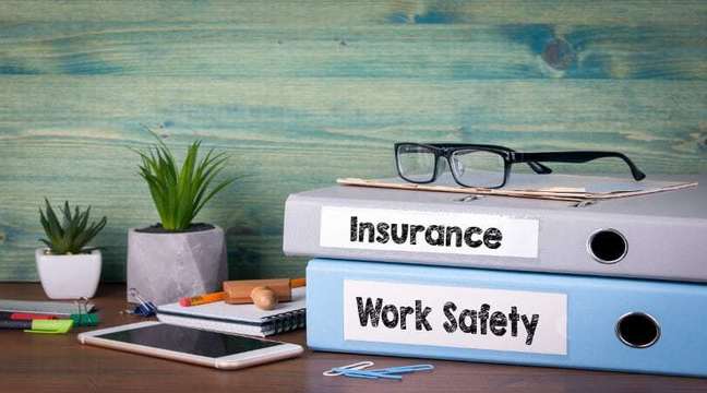 Самоосигуряване на собственик на ЕООД с трудов договор