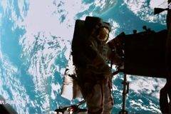 Китайските астронавти проведоха втората си космическа разходка от модула Тянхъ