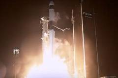 УСПЕХ: Американският товарен кораб Карго Драгън 2 излетя към МКС!