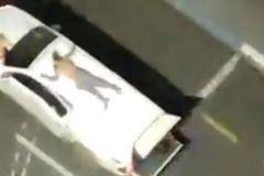 Банкови обирджии завързаха заложници за покривите на колите, с които бягат (Видео)