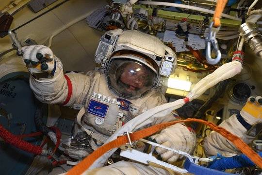 Руските космонавти Олег Новицки и Пьотр Дубров излязоха в открития космос, за да окабелят новопристигналия модул Наука