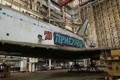 Вандали надраскаха с графити една от изоставените совалки Буран на космодрума Байконур