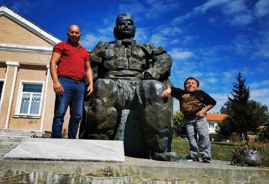 Паметникът на Капитан Петко в село, кръстено на войводата