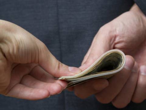 Инспектор по труда поискал подкуп, за да не пише акт за работник без договор