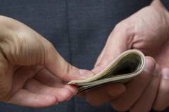 Инспектор по труда поискал подкуп, за да не пише акт за работник без договор