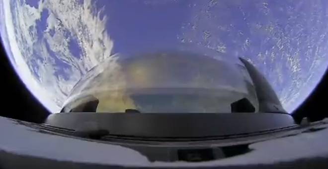 УСПЕХ: Космическият кораб Крю Драгън изпрати четирима туристи до рекордна за частното предприемачество 585-километрова орбита!