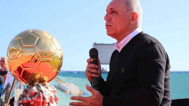 Христо Стоичков зарадва с автограф деца, показа им „Златната топка“ (Видео)