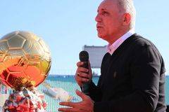 Христо Стоичков зарадва с автограф деца, показа им „Златната топка“ (Видео)
