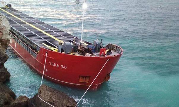 Пред екокатастрофа: Корабът край Камен бряг се е наклонил и е с пробойни