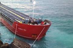 Пред екокатастрофа: Корабът край Камен бряг се е наклонил и е с пробойни