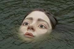 Авангардна статуя изплува и изчезва във водите на река Нервион в Билбао (Видео)