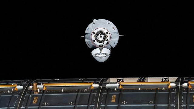УСПЕХ: Товарният космически кораб Карго Драгън се завърна на Земята!