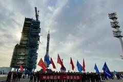 Пилотираният космически кораб Шенчжоу 13 бе изведен на стартовата площадка