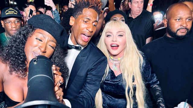 Мадона с изненадващо изпълнение по улиците на Ню Йорк (Видео)