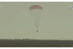 УСПЕХ: Пилотираният кораб Союз МС-18 с първия киноекипаж се завърна на Земята!