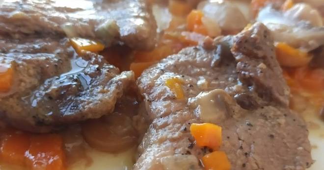 Кулинарна рецепта за приготвяне на пържоли с гъбен сос от свинска плешка или врат