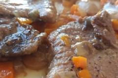 Кулинарна рецепта за приготвяне на пържоли с гъбен сос от свинска плешка или врат