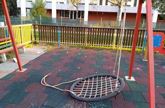 Когато децата не пазят обществените съоръжения …