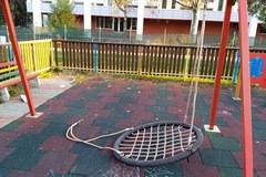 Когато децата не пазят обществените съоръжения …