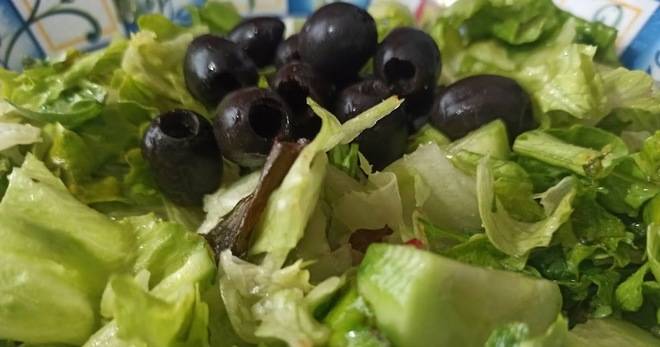 Зелена салата с кедрови ядки и маслини