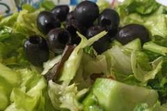 Зелена салата с кедрови ядки и маслини