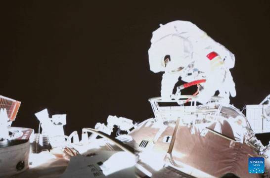 Астронавтката Уан Япин излезе в открития космос и се превърна в първата жена на Китай, провела космическа разходка!