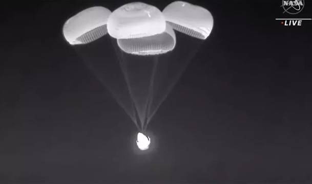 УСПЕХ: Пилотираният кораб Крю Драгън с втората дългосрочна експедиция до МКС се завърна на Земята!