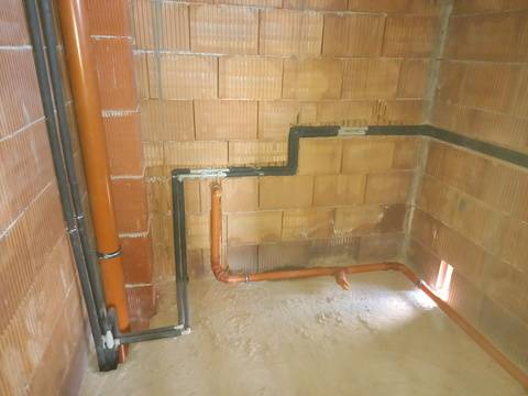 Водопроводчик в гр. Нови Искър