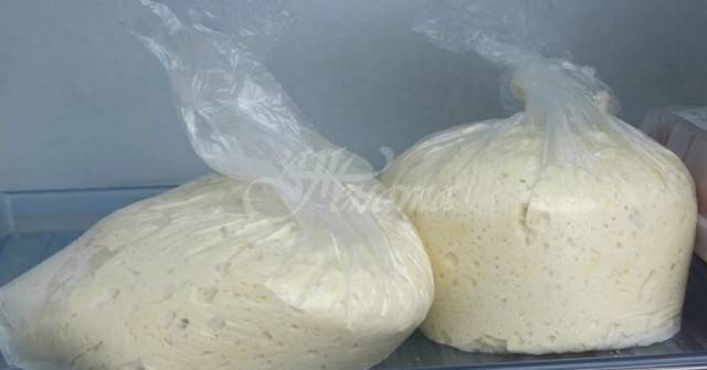 Замесва се за 5 минути, оставя се в хладилника за през нощта и на сутринта е на ръба да се взриви от бухналост