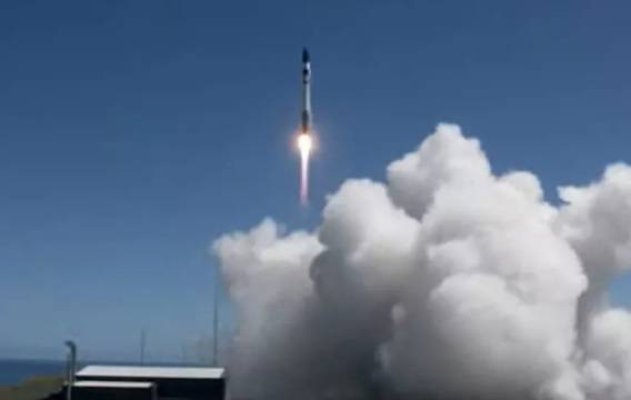 УСПЕХ: Американската ракета Електрон изведе спътници в орбита, първата степен се върна успешно!