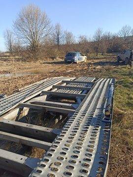 Изваждане и извозване на закъсал автомобил в калта