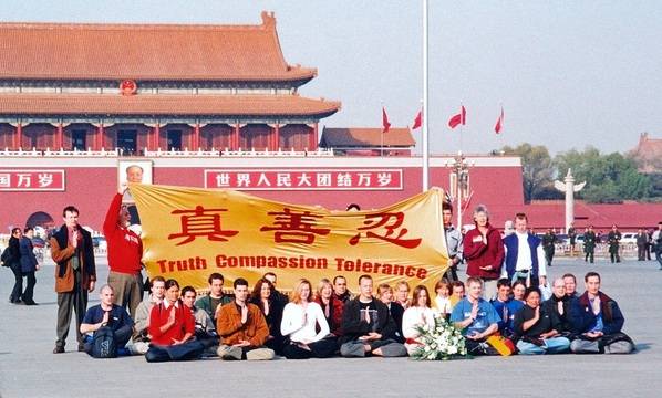 Историческо пътуване до площад „Тиенанмън“ навърши 20 години (видео)