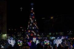 Благоевград засия в хиляди коледни светлини (видео)