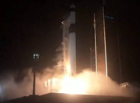 УСПЕХ: СпейсЕкс изстреля кораба Карго Драгън до МКС и завърши 2021-ва година без провали!