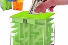 Лабиринт под формата на куб, като едната му страна е касичка