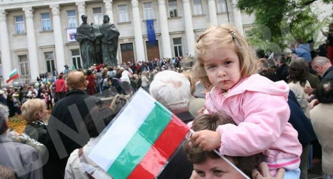 С цветя и венци почитаме най-българския празник