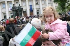 С цветя и венци почитаме най-българския празник