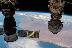 Двама руски космонавти ще излязат в открития космос, за да оборудват новите модули Наука и Причал
