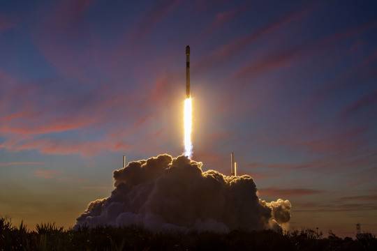 УСПЕХ: Ракета с преобразувана от Фалкън Хеви степен изведе в космоса италиански спътник!