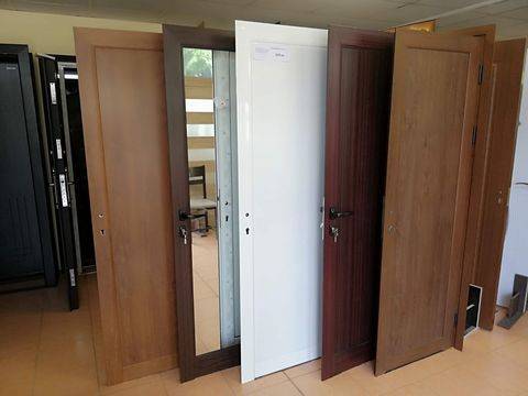Интериорни и входни врати с фурнир